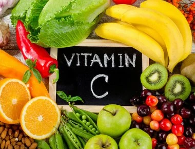 Βιταμίνη C: Με ποιες ασθένειες συνδέεται – Κίνδυνοι – Δοσολογία (βίντεο)